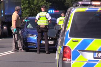 Divoká honička na Liberecku: Agresivní cizinka srazila policistu. Zastavil ji až kamion
